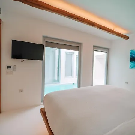 Spacious With Pool In Megalochori - 280 Sqm For 10 People Βίλα